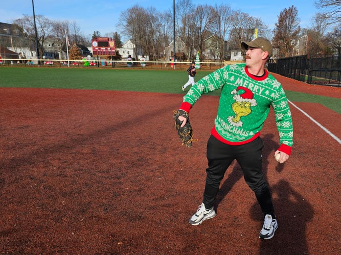 Winterball 2023 – Grinch Playing Catch