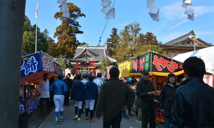 Baseball Players Take Pilgrimage to Yakyu Anari Shrine